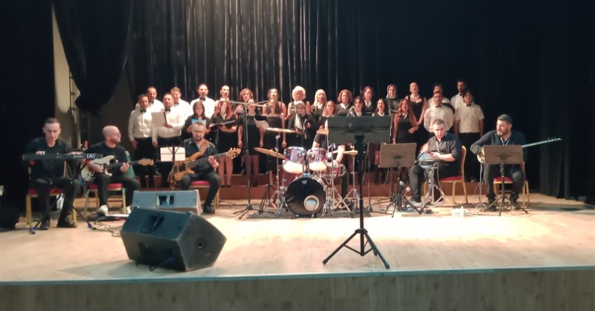 KÖRFEZ, TÜRKÇE ROCK KOROSU İLE MÜZİĞE DOYDU