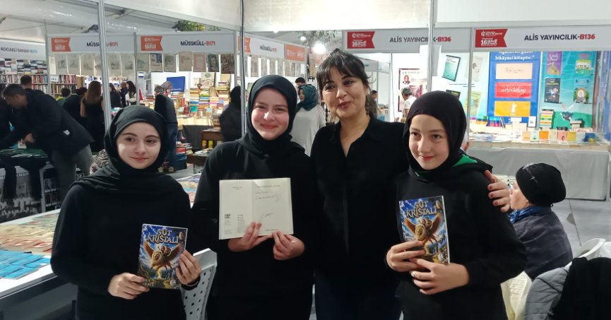 Yazar Esra Karalı, Kocaeli Kitap Fuarı’nda Okurlarıyla Buluşuyor