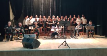 KÖRFEZ, TÜRKÇE ROCK KOROSU İLE MÜZİĞE DOYDU
